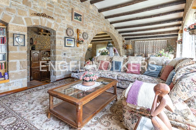 Foto fa801a49-701a-497a-8b86-8e3932cc61a9. Masia amb calefacció aparcament a Bruc (El)