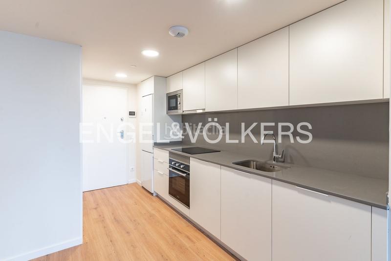 Foto c664a2b2-82a7-4f37-8774-6ae419638efd. Alquiler estudio elegancia y modernidad en el emblemático edificio torre barceló en Mataró