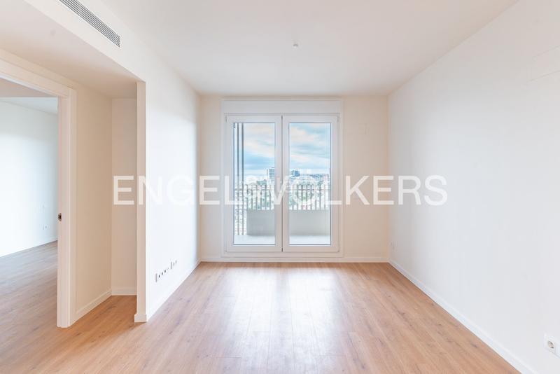 Foto c905fef3-2308-4abe-9d3d-28fe20358a39. Alquiler estudio elegancia y modernidad en el emblemático edificio torre barceló en Mataró