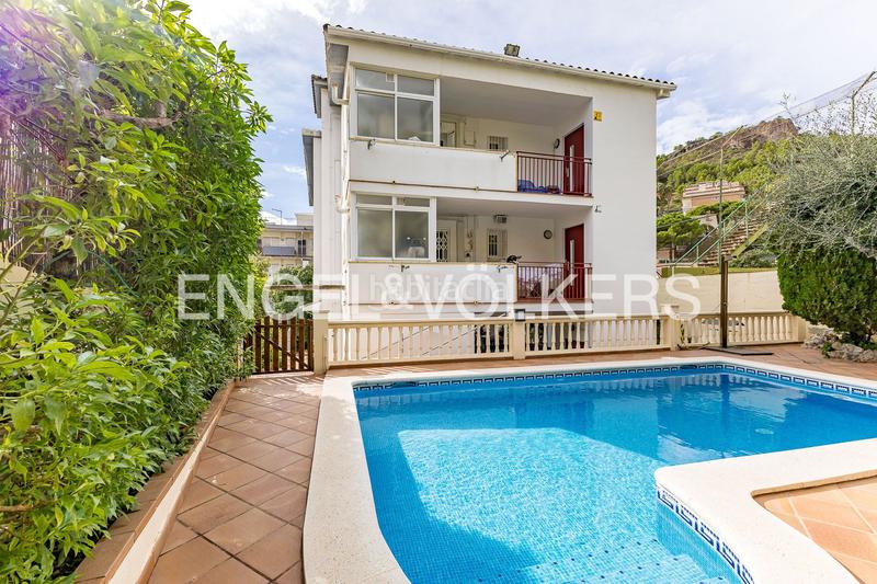 Foto 19db8ede-8fee-45b0-b44e-f343aa76e226. Casa amb calefacció aparcament piscina a El Poal Castelldefels