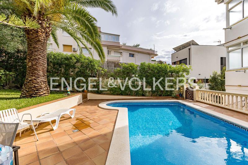 Foto 853347ad-8aa8-4c59-862d-d78264d8dc10. Casa amb calefacció aparcament piscina a El Poal Castelldefels