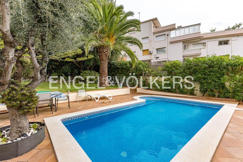 Foto be5baba9-2c0a-4aa9-a946-806ddad837e5. Casa amb calefacció aparcament piscina a El Poal Castelldefels