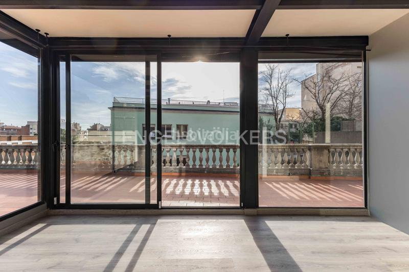 Foto 19e7bdf1-f95e-4954-b220-6c23f36f85a4. Alquiler casa  moderna con terraza en La Salut Barcelona