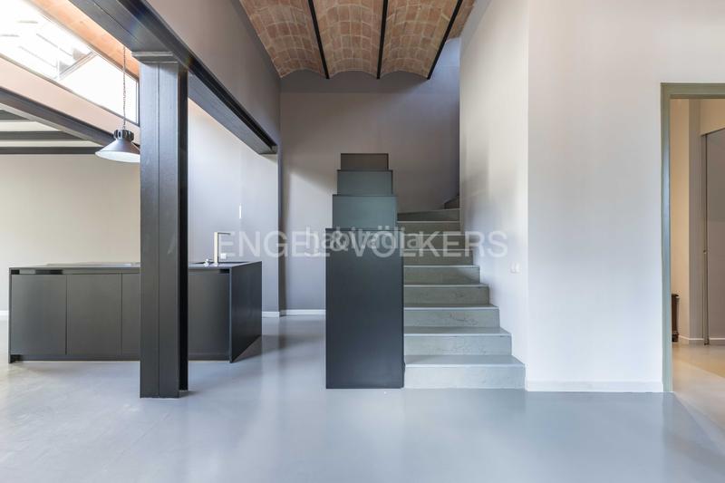 Foto 2143ea30-10ad-4931-adf0-7e0c4ef5ea81. Alquiler casa  moderna con terraza en La Salut Barcelona