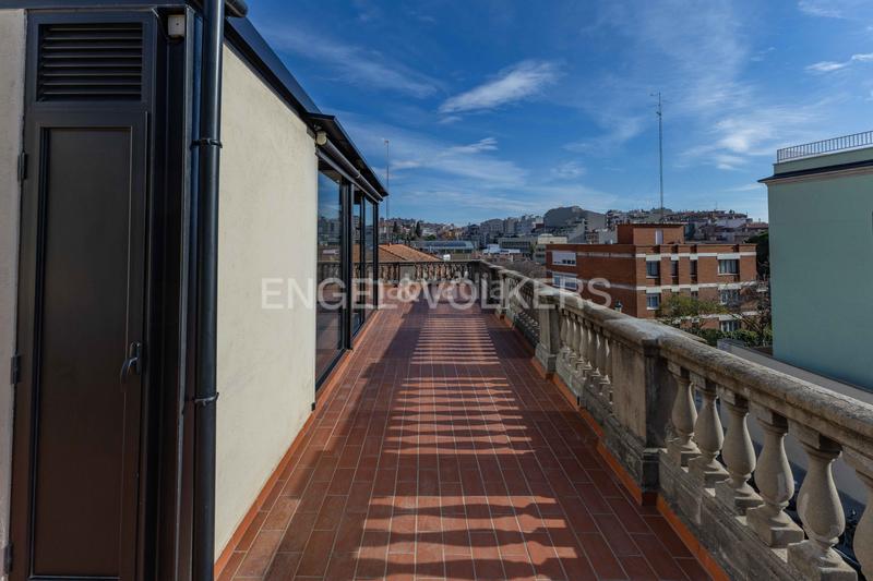 Foto 30678c80-f763-4677-bda5-5de878adb584. Alquiler casa  moderna con terraza en La Salut Barcelona