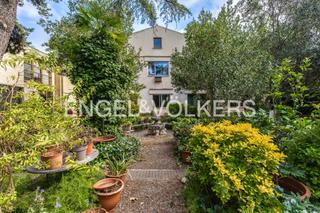 Casa in Ca n'Aurell. Casa con gran patiojardín y seis plazas de garaje a unos pasos d