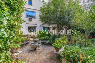 Casa a Ca n'Aurell. Casa con gran patiojardín y seis plazas de garaje a unos pasos d
