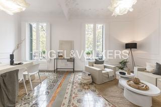 Apartament a Sant Antoni. Acogedor piso reformado con encanto en eixample
