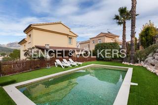 Casa a Collbató. Refugio de lujo con piscina y vistas espectaculares a montserrat