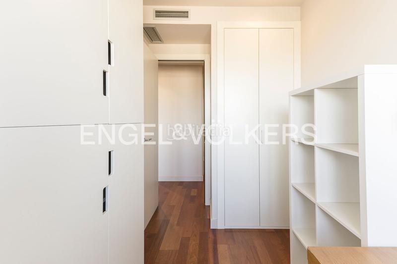 Foto bce245d7-44fb-4867-96af-e9a1ce356cef. Lloguer apartament amb calefacció aparcament a La Nova Esquerra de l´Eixample Barcelona