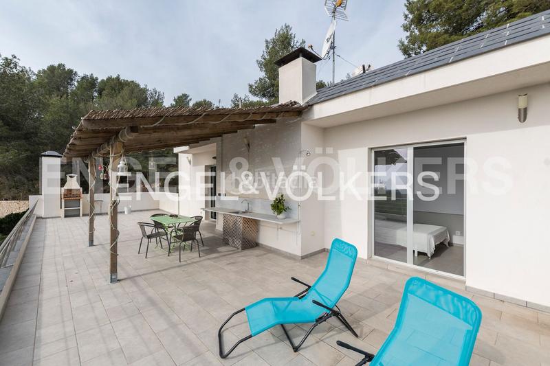 Foto 27e3e49b-cdb1-481f-bb89-45730a2fa548. Casa con riscaldamento parcheggio piscina in costa Cunit - els jardins - els rosers Cunit