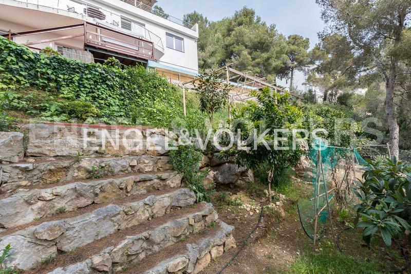 Foto 4f95af91-1902-48da-b69f-bc0bae707575. Casa con riscaldamento parcheggio piscina in costa Cunit - els jardins - els rosers Cunit