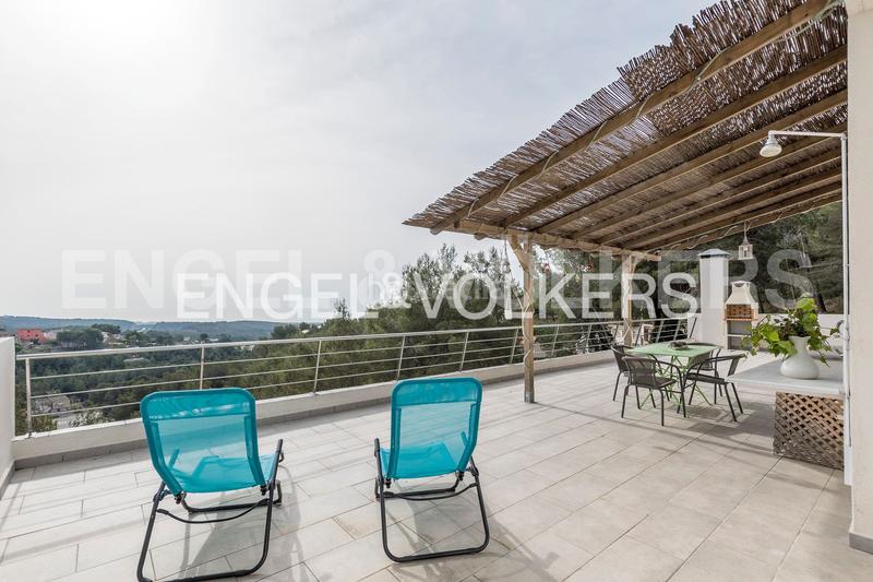 Foto 74bbe854-051c-4b9f-bb77-0c2960a0ac5e. Casa con riscaldamento parcheggio piscina in costa Cunit - els jardins - els rosers Cunit