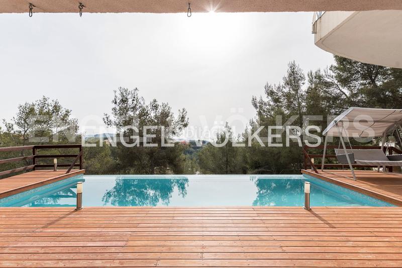 Foto 8827b31a-ecec-4c8e-95ed-d7a9d003e51e. Casa con riscaldamento parcheggio piscina in costa Cunit - els jardins - els rosers Cunit