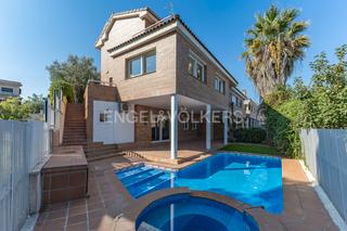 Maison à Sant Quirze Parc-Vallsuau-Castellet. Espectacular casa esquinera, lista para disfrutar