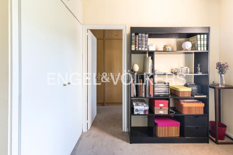 Foto 190a6d76-a55a-4623-afd4-18b57c8700c4. Apartament amb calefacció aparcament a Barri de les Corts Barcelona