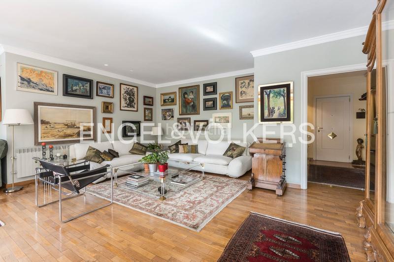 Foto 8b80f350-d154-4382-9fcd-d7e6a51b64ff. Apartament amb calefacció aparcament a Barri de les Corts Barcelona