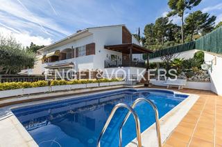 Casa a Premià de Dalt. Extraodinaria casa esquinera con vistas al mar