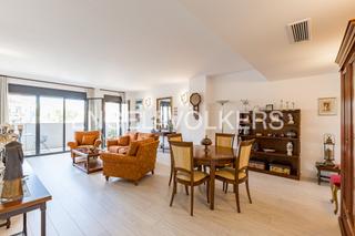 Apartament a Roses-Castellbell. Elegante apartamento en sant feliu, confort y sostenibilidad cer