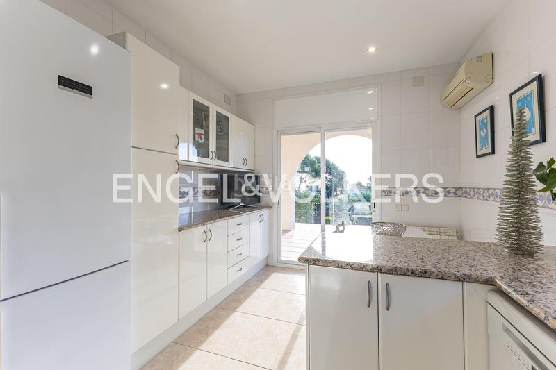 Foto 288cad26-5c68-4591-bee7-f08964cc22e8. Casa con riscaldamento parcheggio piscina in Centre Castelldefels