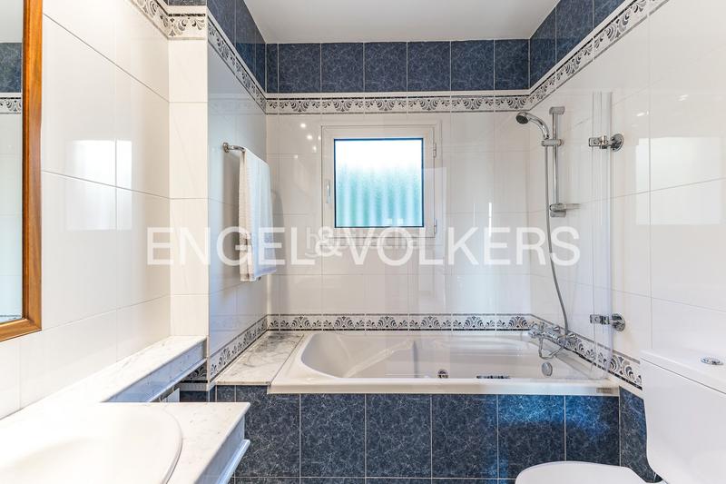 Foto 3a225fb1-faa1-4afb-bf74-70b5d44f7ecb. Casa con riscaldamento parcheggio piscina in Centre Castelldefels