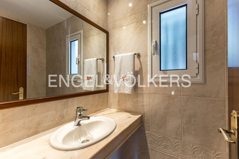 Foto 6a8bf982-68e9-470e-a831-4d93b079d96b. Casa con riscaldamento parcheggio piscina in Centre Castelldefels