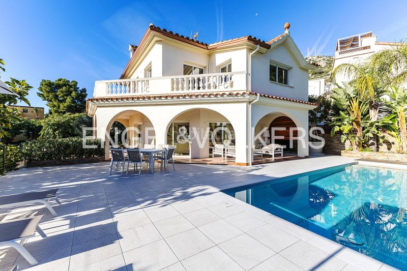 Foto 8ab91211-04ff-4e22-990b-fcd2c74c7709. Casa con riscaldamento parcheggio piscina in Centre Castelldefels