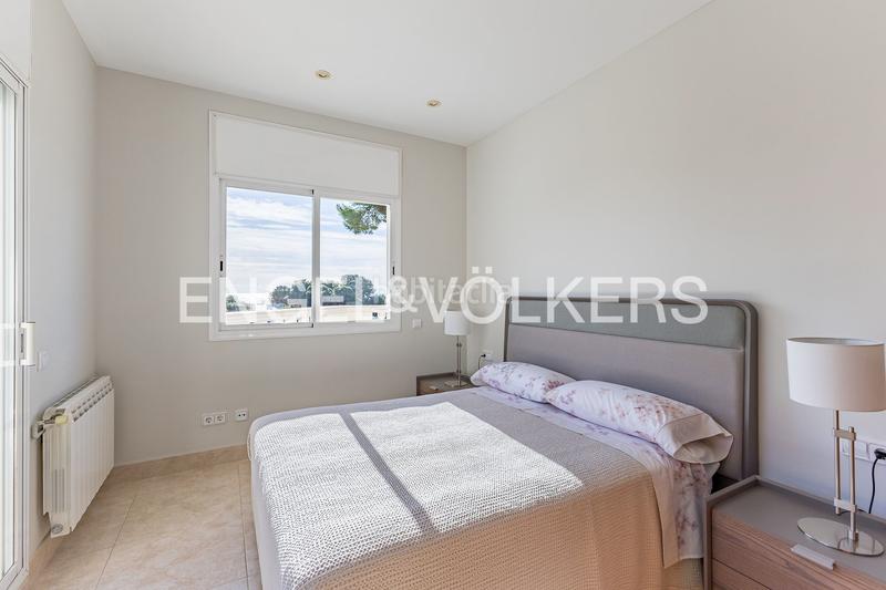 Foto 94b465bf-b0de-4036-b2da-65c02ff0efb3. Casa con riscaldamento parcheggio piscina in Centre Castelldefels