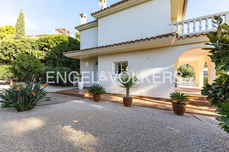 Foto 9d75f9f7-aa11-42cf-94ac-ad9558002116. Casa con riscaldamento parcheggio piscina in Centre Castelldefels