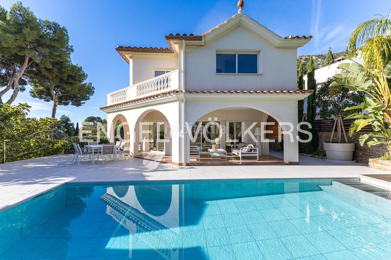 Foto 9f6a79cd-a360-4fbd-ba10-80e8b844297a. Casa con riscaldamento parcheggio piscina in Centre Castelldefels