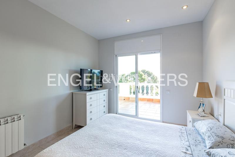 Foto e9cd7bbf-a7ee-4fbe-8dca-c750ec28a379. Casa con riscaldamento parcheggio piscina in Centre Castelldefels