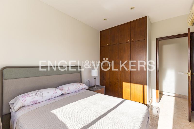 Foto ede37af2-c180-4731-ba05-8deafd185bb1. Casa con riscaldamento parcheggio piscina in Centre Castelldefels