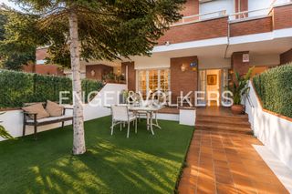 Casa adossada a Sector Est. Encantadora casa adosada, en una ubicación privilegiada de premi