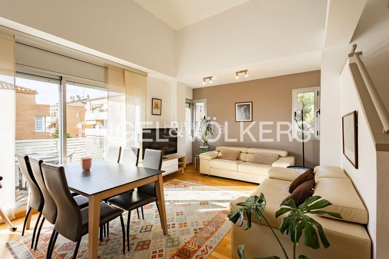 Foto 2f032fbb-1d70-47c8-8caf-2e39229a2742. Affitto attico con riscaldamento parcheggio piscina in Castelldefels