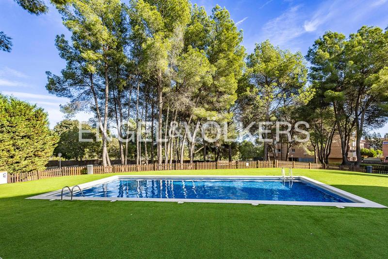 Foto f3b9171b-a009-4bff-9441-dc0604d8f8db. Affitto attico con riscaldamento parcheggio piscina in Castelldefels