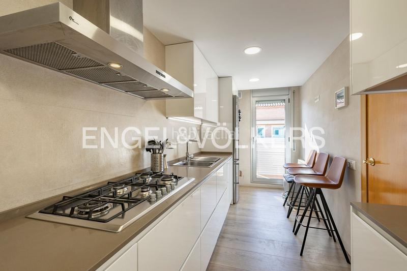 Foto 19185486-053b-48d6-9836-9645c2ce7a32. Lloguer àtic amb calefacció aparcament piscina a Castelldefels