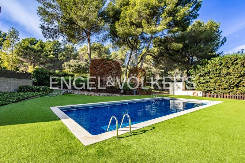 Foto 5362db16-4374-436c-b350-b7a628cf37f0. Lloguer àtic amb calefacció aparcament piscina a Castelldefels