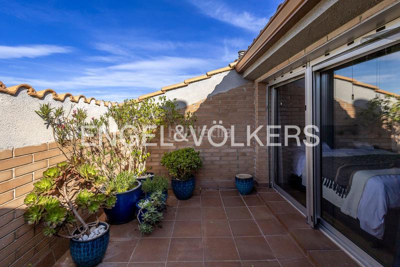 Foto d0e764a8-90f5-49ce-a640-45de43e1f61a. Lloguer àtic amb calefacció aparcament piscina a Castelldefels