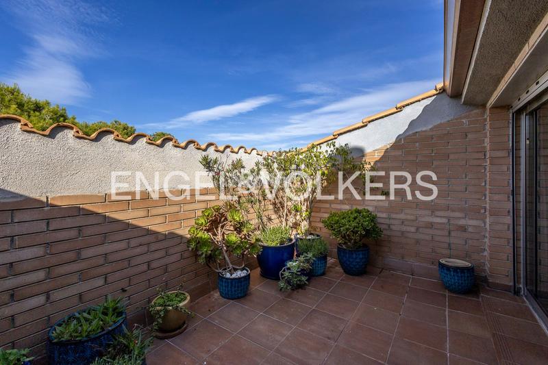 Foto f0a8c83b-df22-4954-bb90-a854d15c609e. Lloguer àtic amb calefacció aparcament piscina a Castelldefels