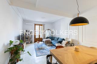 Appartement à Raval. Chic  clásico encantador piso restaurado con terraza y balcón en