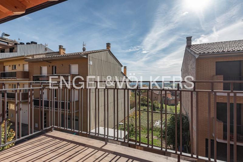 Foto 13cda8d2-91f1-404d-8fe5-e9e28cd3eece. Maison avec chauffage parking piscine dans Avià