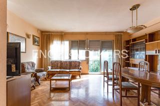 Apartament a St. Pere - Sta. Caterina - El Born. Amplio apartamento con grandes posibilidades de reforma.