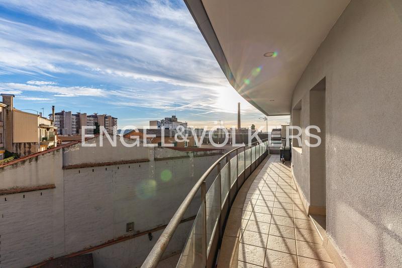 Foto 0cbe410f-4b2c-4dd9-85d1-89b372779bc5. Dúplex atico duplex en el centro con plaza de parking en Terrassa