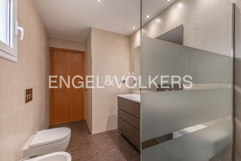 Foto ae7cfbda-7e42-4200-8a79-2882b3df185f. Dúplex atico duplex en el centro con plaza de parking en Terrassa