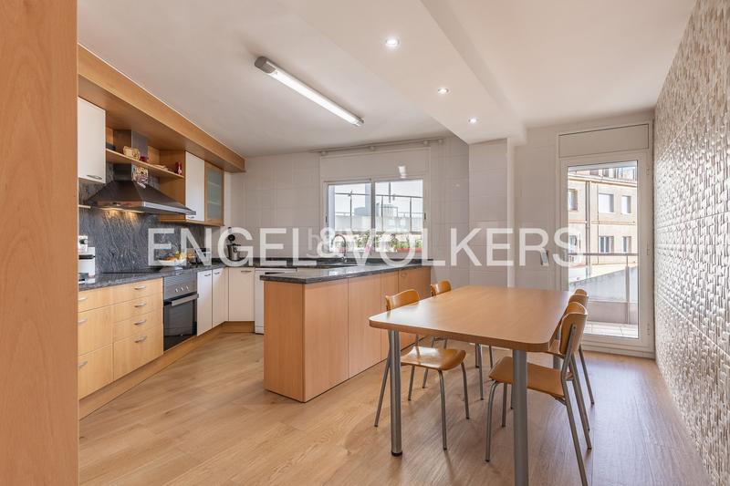 Foto c0033c8d-c151-4165-8377-77b96fa4ffe5. Dúplex atico duplex en el centro con plaza de parking en Terrassa