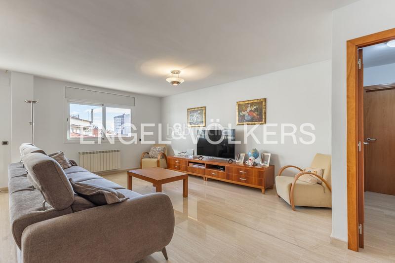 Foto f2a0f3df-52c2-4af1-befe-0efe9fbca63c. Dúplex atico duplex en el centro con plaza de parking en Terrassa