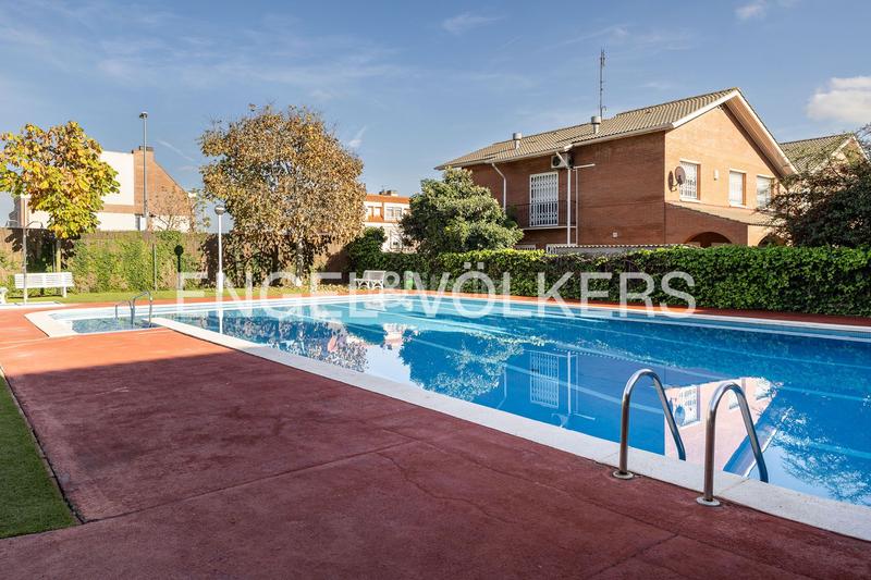 Foto ec102dd4-ed04-480e-99de-db11b34fb8c7. Àtic amb calefacció aparcament piscina a Serraparera Cerdanyola del Vallès