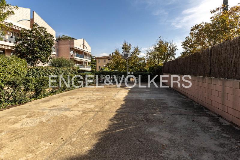 Foto f1aae671-2a71-40f6-8978-f06a0e309165. Àtic amb calefacció aparcament piscina a Serraparera Cerdanyola del Vallès