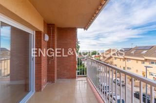 Piccolo appartamento in Zona Alta. Amplio piso con vistas al mar, piscina comunitaria y parking opc