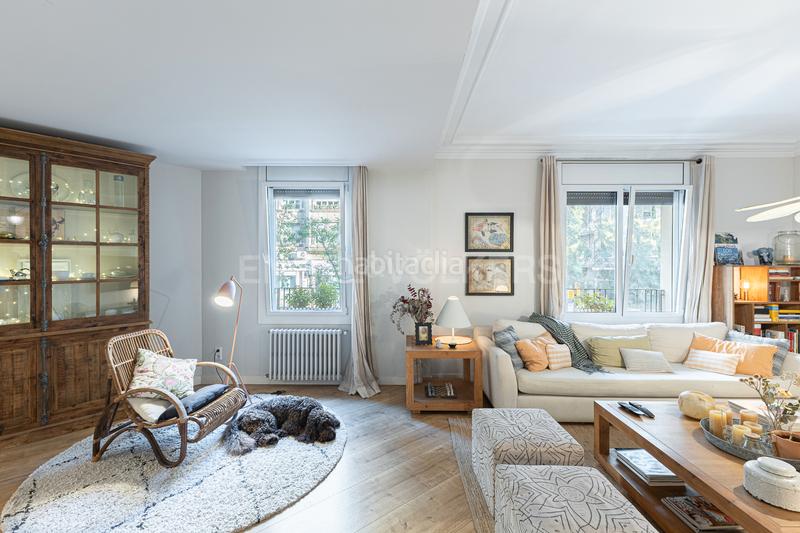 Foto 2fc2ed56-5d2e-457b-9041-7e2313c73f68. Apartamento elegante piso reformado en la plaza molina en Barcelona